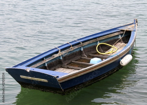 vieille barque sur un plan d'eau © papinou
