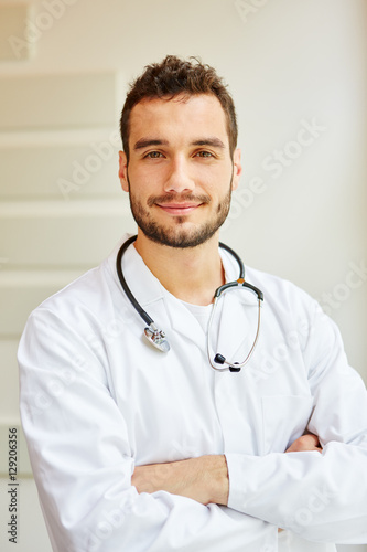 Doktor als Facharzt mit Stethoskop