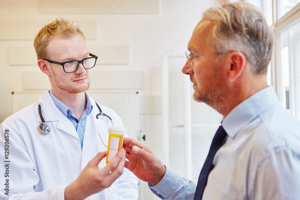 Arzt gibt älterem Patient ein Medikament Stock Photo Adobe Stock