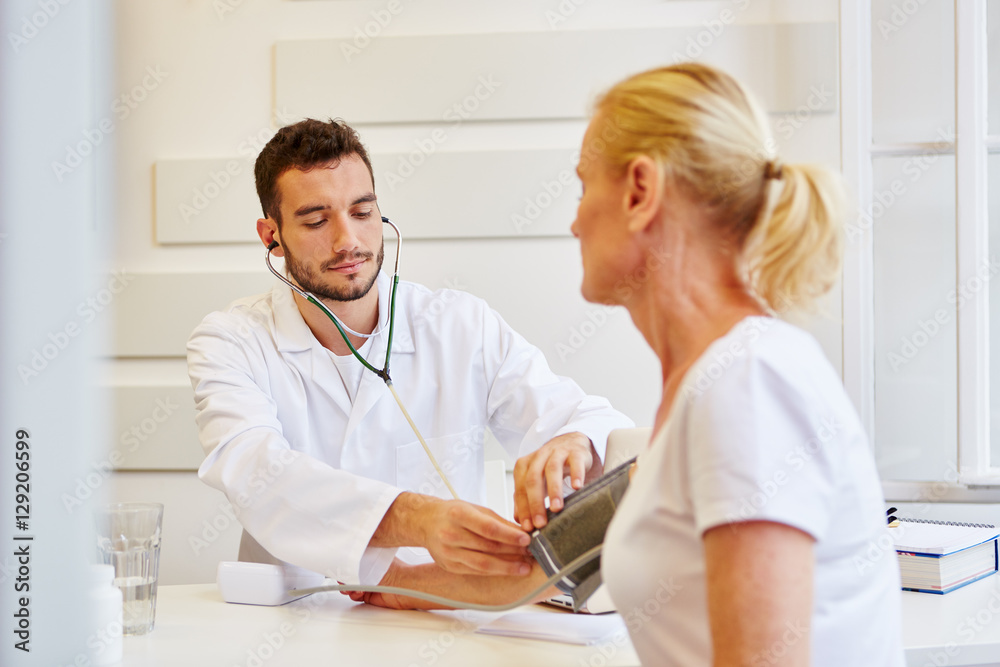 © Robert Kneschke - Arzt misst den Blutdruck einer Patientin