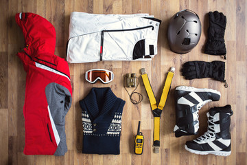 Fotobehang Wintersport Ski-uitrusting klaargelegd op vloer  © luckybusiness