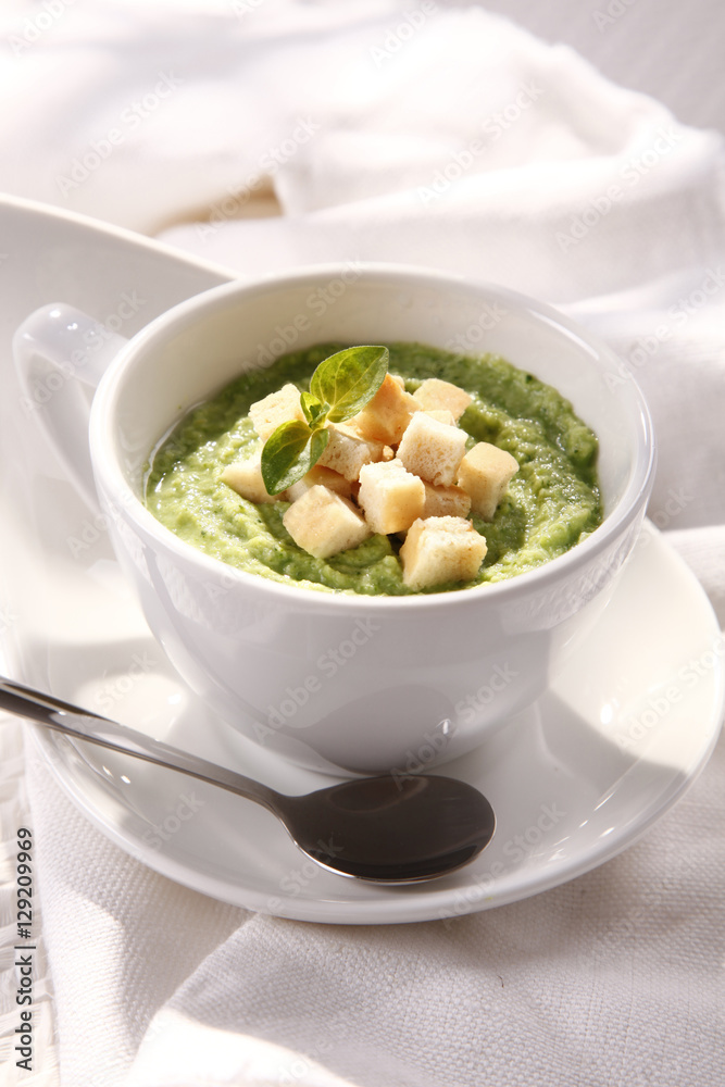 cream broccoli soup with croutons - green 