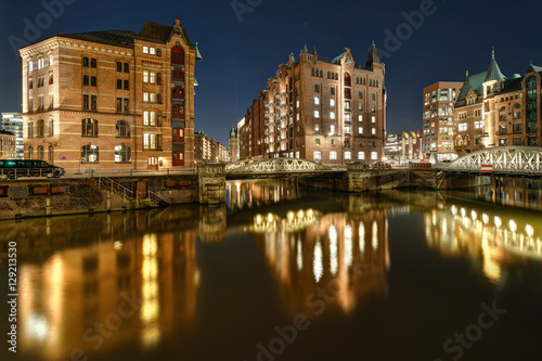 Brücken in der Hamburger Speicherstadt am Abend
