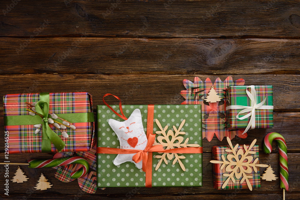 Obraz premium Christmas present boxes decorated with colorful paper on wooden