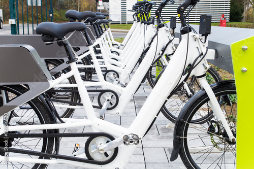 E-Bikes laden Akkus an Ladestation / E-Bike Station