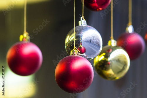 palline di Natale appese ad un filo photo