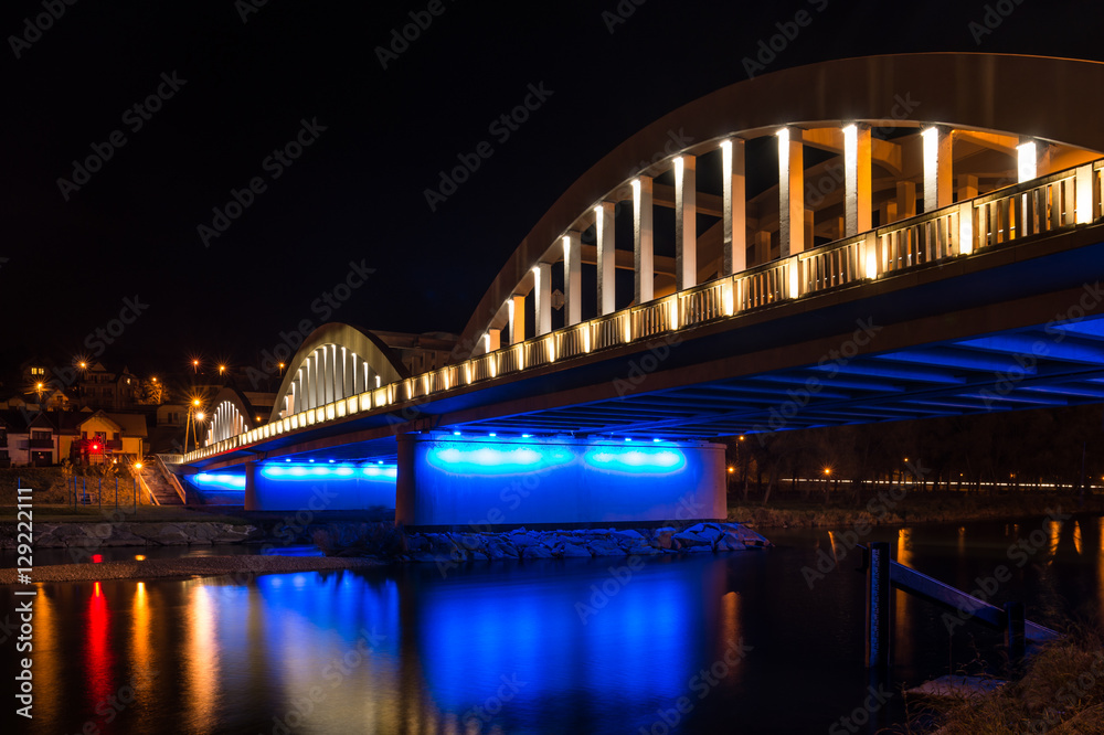 Obraz premium Concrete bridge illuminated in the night, Kroscienko, Poland