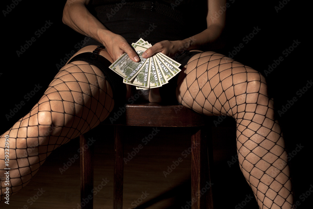 Ταπετσαρία hooker in fishnet stockings counts money