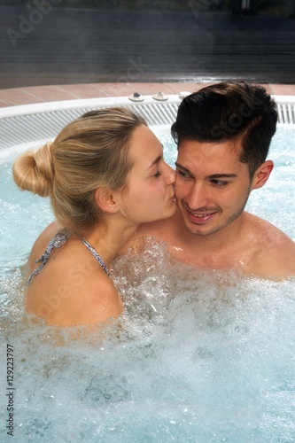 Junges verliebtes Paar genießt Aufenthalt im Whirlpool eines Spa