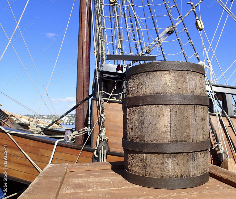 Naklejka premium Vintage wooden shipping barrel