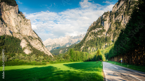 Strada in montagna in Austria photo