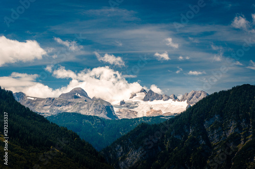 Cime innevate con nuvole presso il Grossglockner in Austria