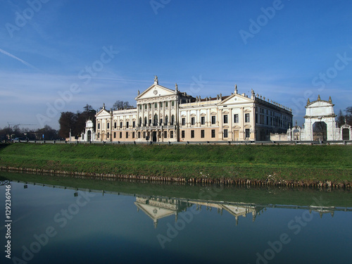 Foto Travel in Italy - Nice view of Villa Pisani and the Brenta River, a famous venet