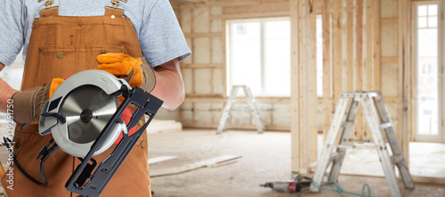 Foto worker hands with electric saw