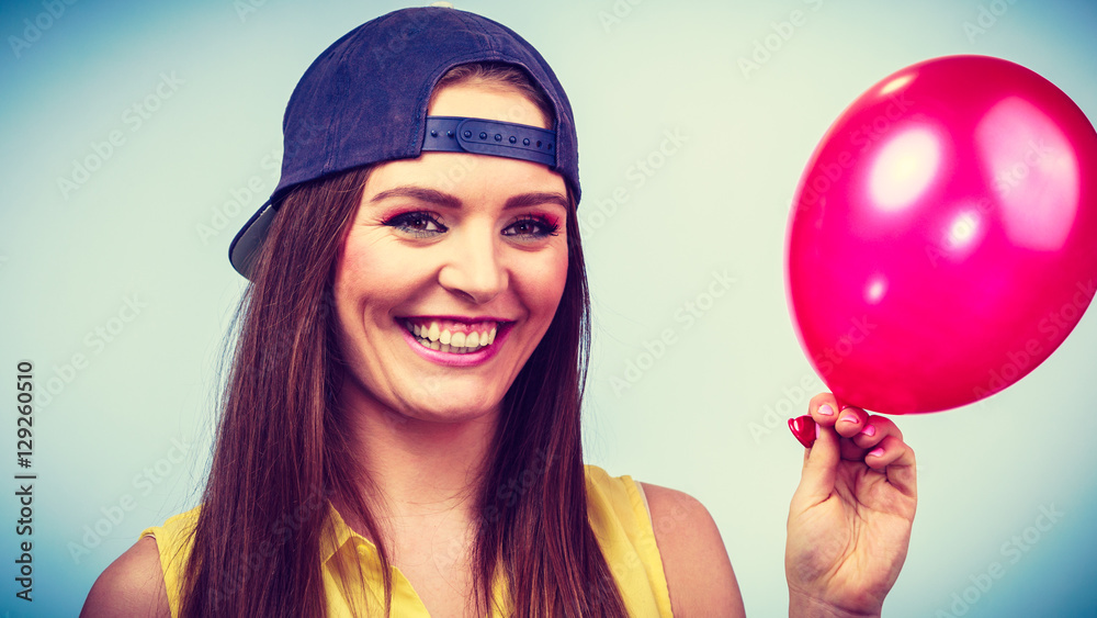 Naklejka premium Happy teenage girl with red balloon.