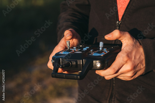 Cuadro en lienzo Man holding remote controller in hands close-up