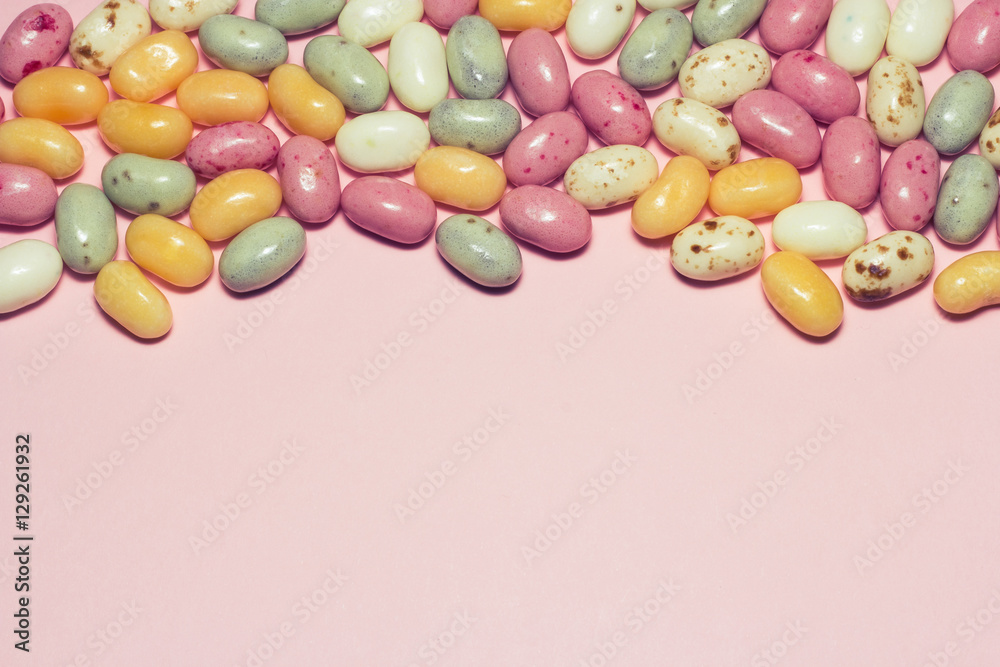 Jelly Beans auf rosa Untergrund mit Textfreiraum. Jelly Beans auf rosa Untergrund mit Textfreiraum.