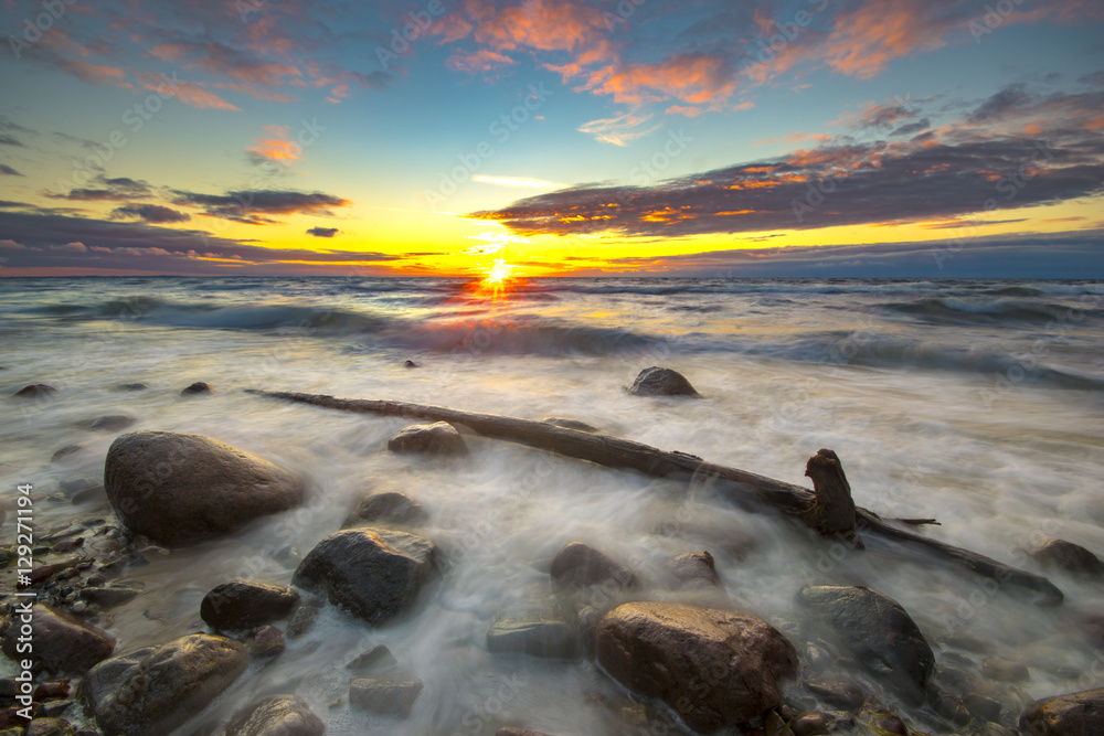 Obraz premium spectacular sunset over the stormy sea