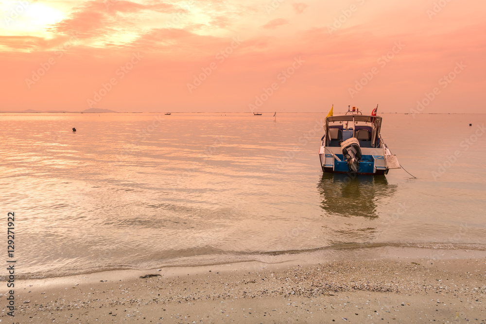 Naklejka premium Speed boat on a sunset background