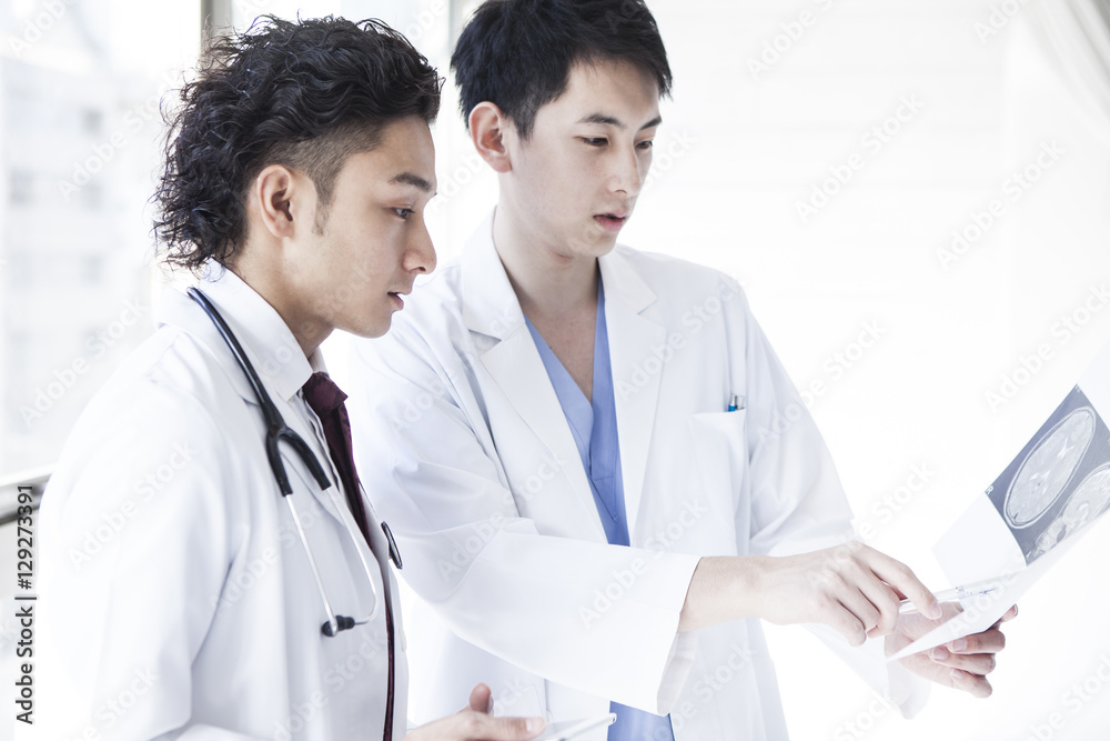 Doctors are talking while watching CT images of the brain Doctors are talking while watching CT images of the brain