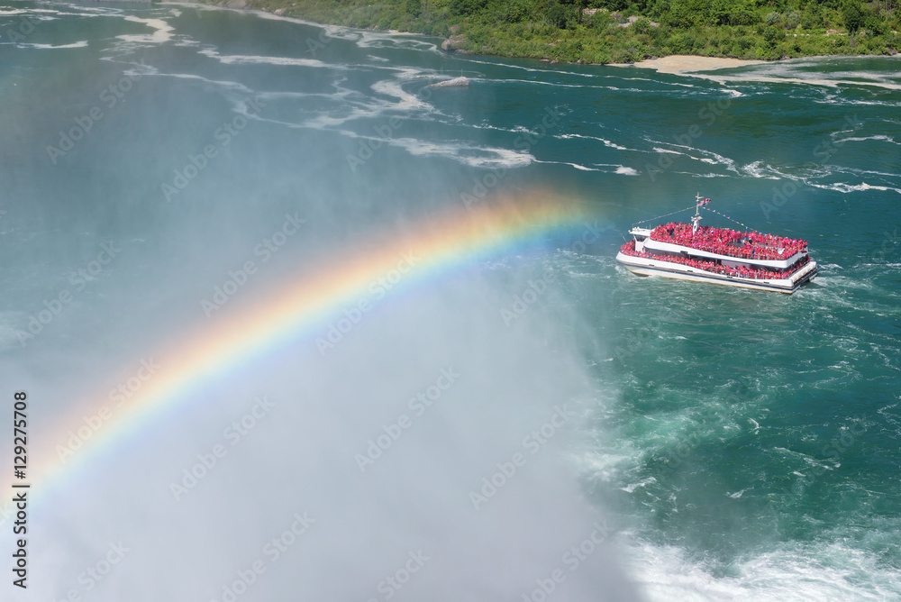 Fototapeta premium Rainbow near tourist boat at Niagara Falls