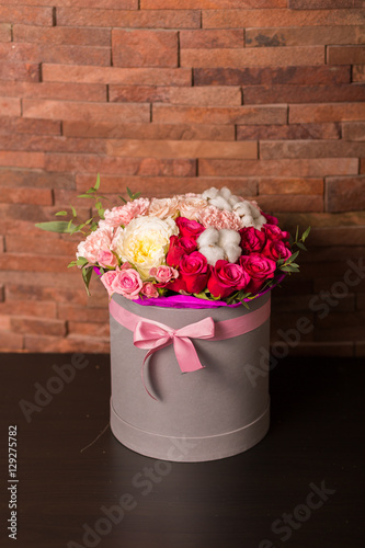 Fototapeta Naklejka Na Ścianę i Meble -  Flowers and a gift box