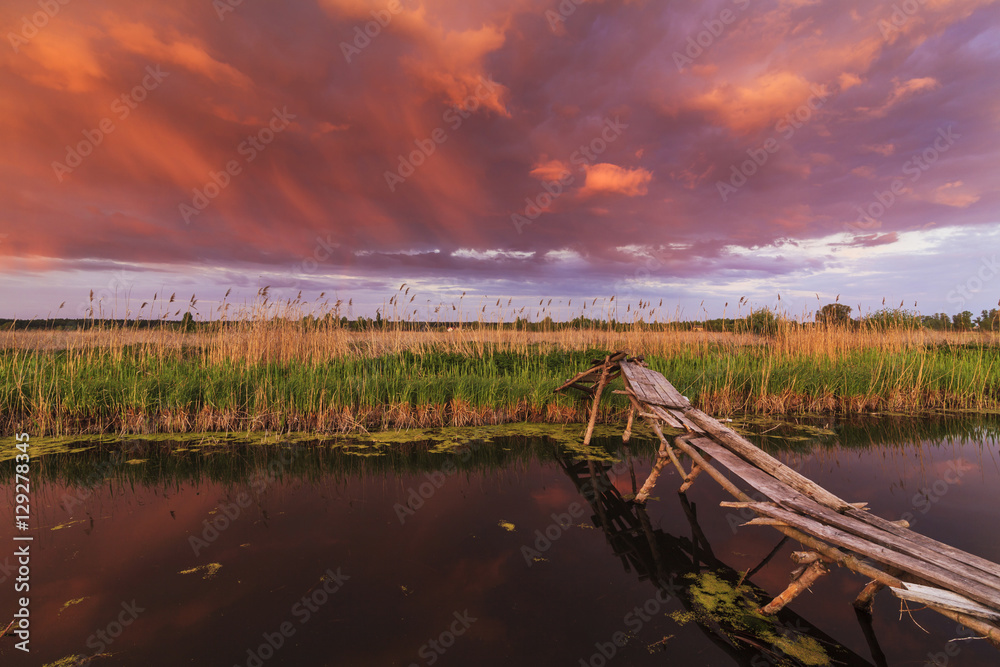 Naklejka premium Old fishing bridge at sunset