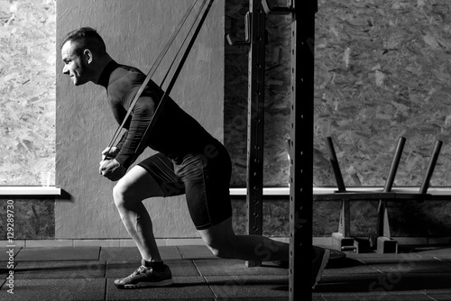 Fotografia Strong confident man exercising in a gym