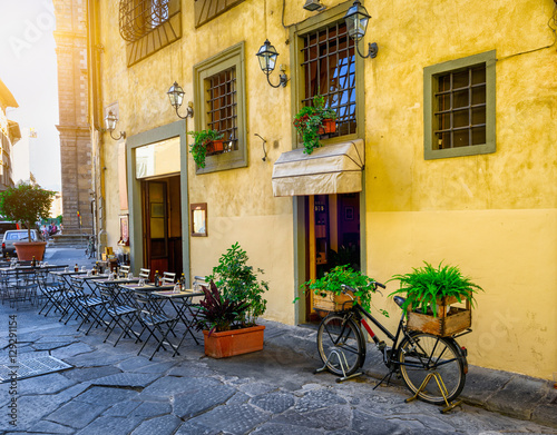 Wąska ulica we Florencji, Toskania. Włochy