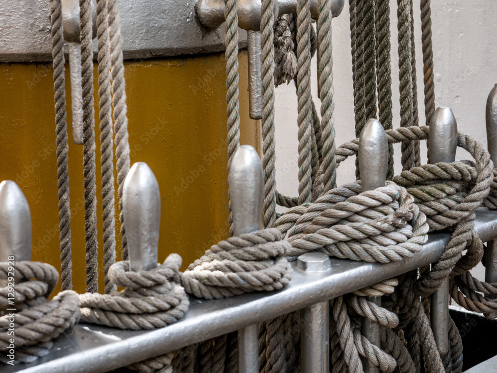Φωτογραφία Tight rope knot on wood of ship.