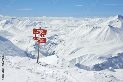 warning signs of avalanche on slopes