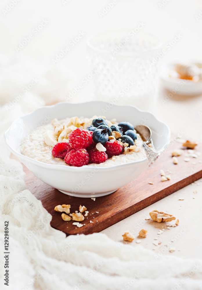 gesundes Porridge zum Frühstück gesundes Porridge zum Frühstück