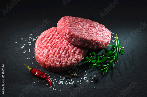 Fotografía Raw beef hamburger patties with spices