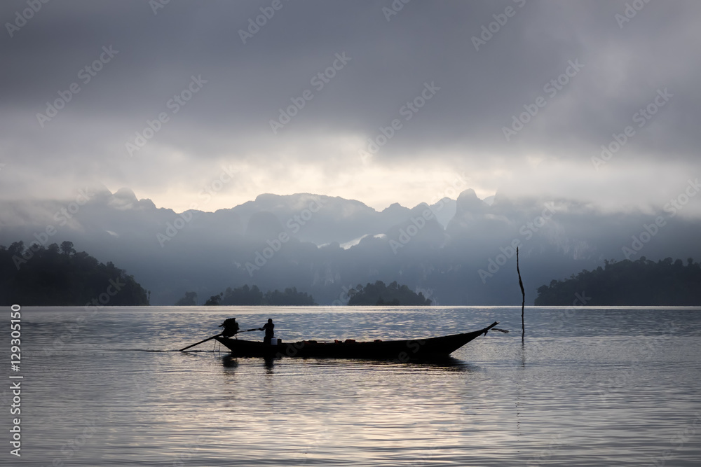 Naklejka premium Boat in lake with mount and cloud