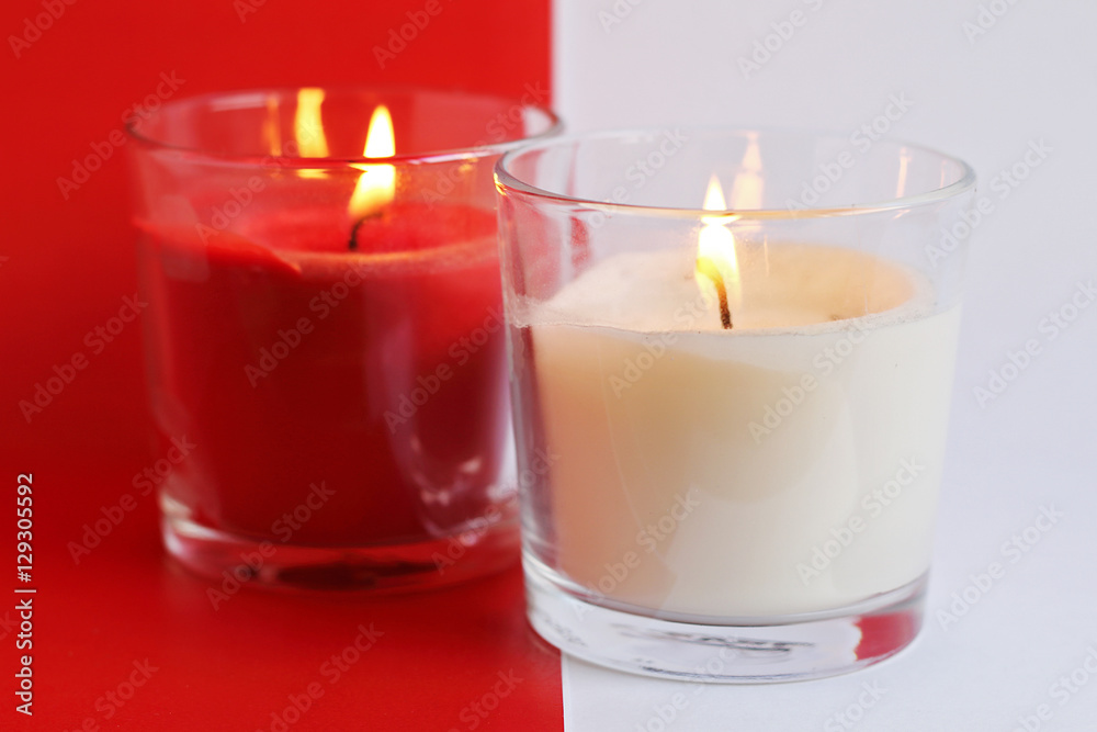 Velas encendidas, rojas y blancas Velas encendidas, rojas y blancas