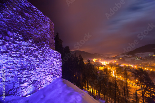 Zimowa Muszyna nocą. Widok ze wzgórza zamkowego Baszta