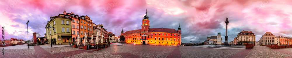 Fototapeta premium Panorama Zamku Królewskiego w Warszawie wschód słońca, Polska. Pnanoram 360 stopni z 28 obrazów z efektami przetwarzania końcowego
