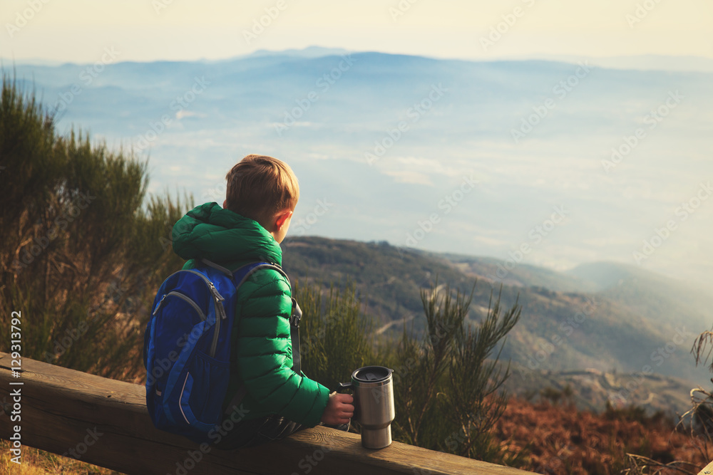 Naklejka premium family touristm - little boy travel in scenic mountains
