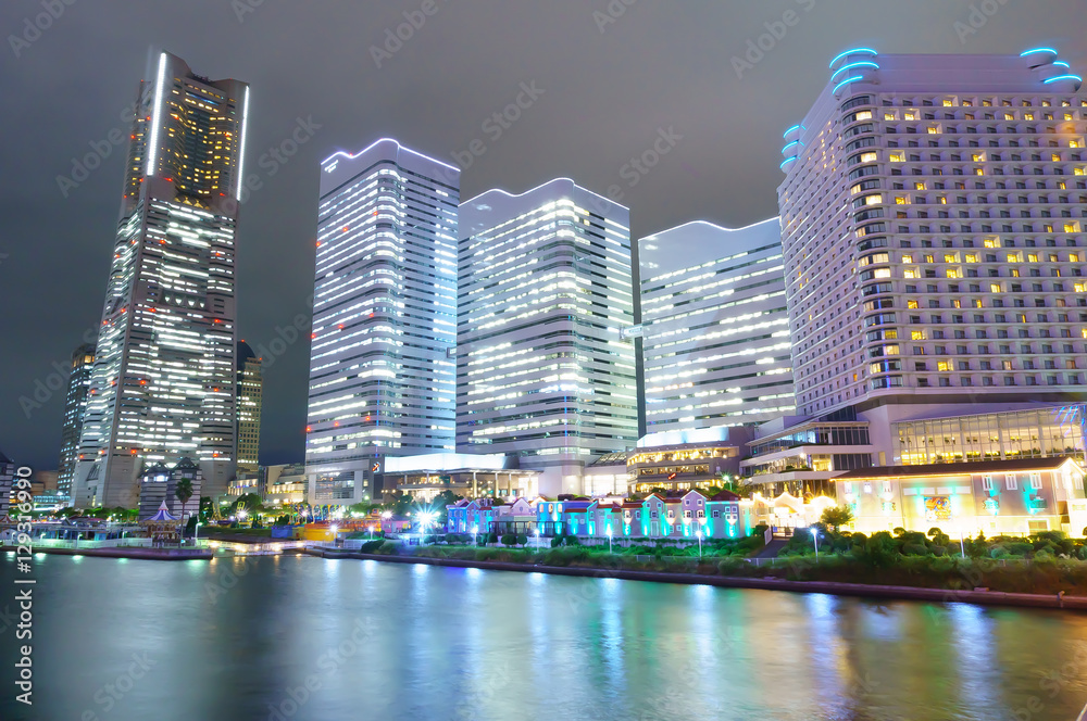Fototapeta premium 夜の横浜の港の埠頭からの都市風景