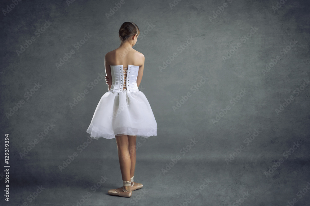Naklejka premium jeune fille ballerine de danse classique en tutu et pointes