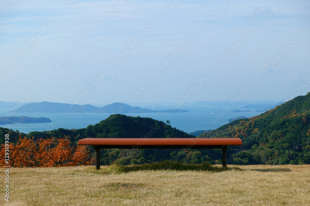 Obraz premium ベンチと瀬戸内海(香川県あじ竜王山公園)