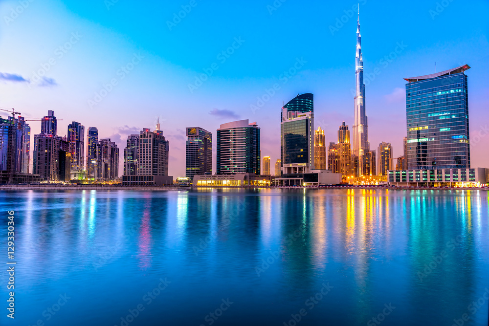 Naklejka premium Dubaj o zmierzchu