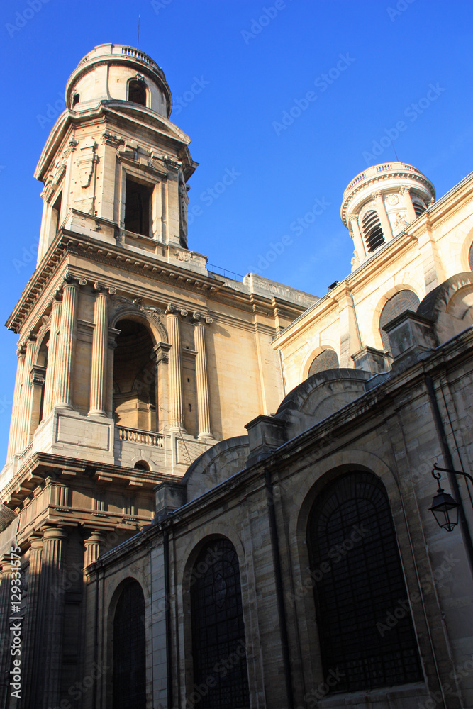 Tours de l'église Saint-Sulpice à Paris, France