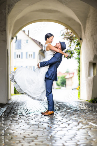 Brautpaar - Hochzeit - Mann hält Frau hoch photo
