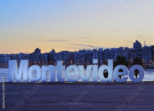 Canvastavla Uruguay, Montevideo, Pocitos, Twilight view of the Montevideo Sign