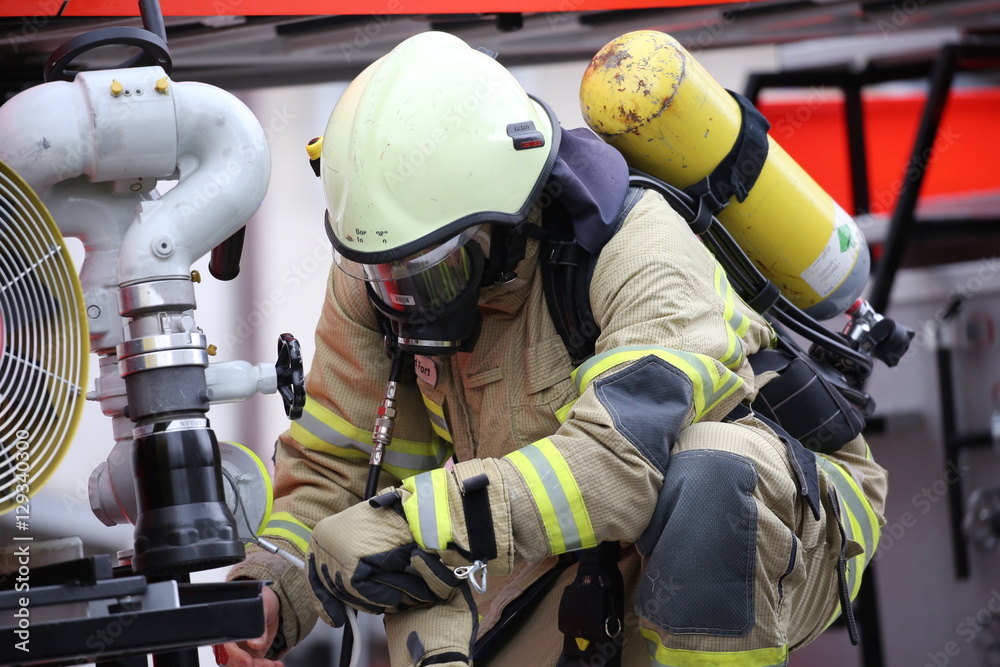 Naklejka premium Feuerwehrmann Löschmonitor