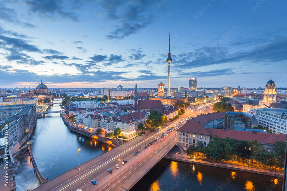 Fototapeta premium Panoramę Berlina ze Szprewą w nocy, Niemcy
