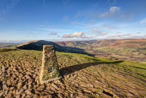 Tableau sur toile Trig Point on Mam Tor in the Peak District, Derbyshire, UK