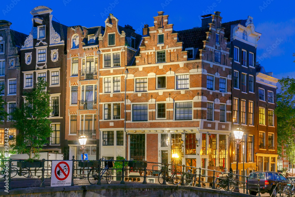 Obraz premium Amsterdam. City Canal at dawn.