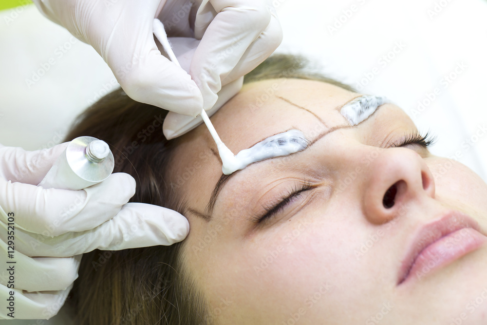 Mikrobleyding eyebrows workflow in a beauty salon Mikrobleyding eyebrows workflow in a beauty salon